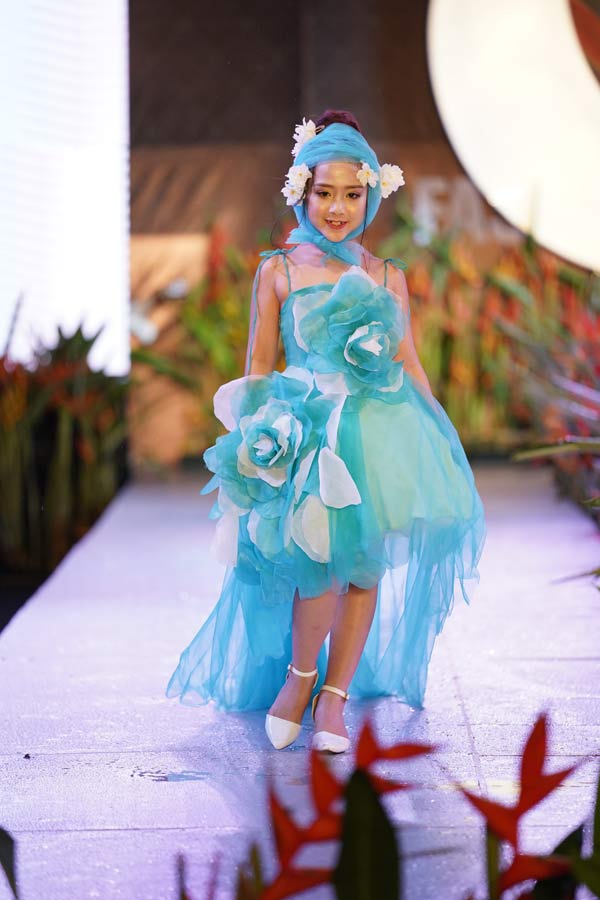 "Chị Nguyệt thảo mai" lần đầu diễn thời trang cùng hai con - 10