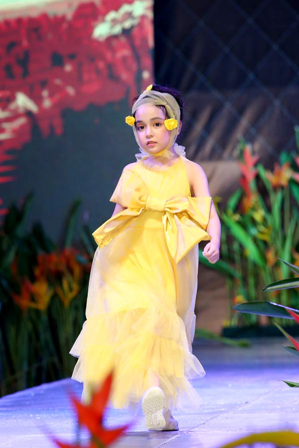 "Chị Nguyệt thảo mai" lần đầu diễn thời trang cùng hai con - 9