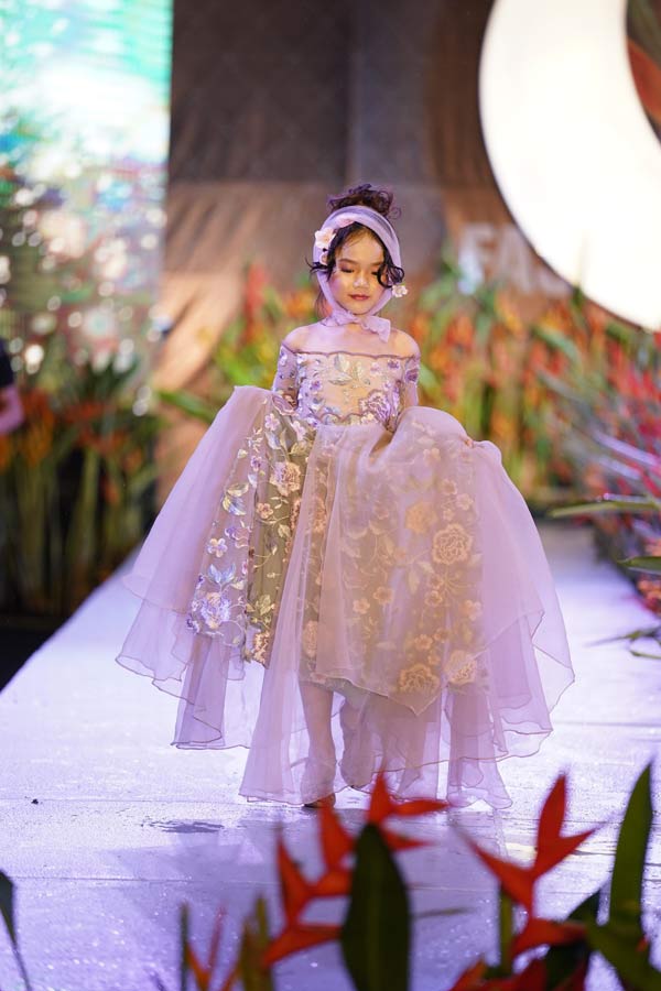 "Chị Nguyệt thảo mai" lần đầu diễn thời trang cùng hai con - 11