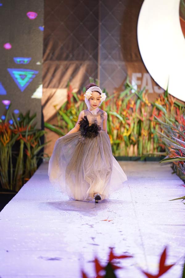 "Chị Nguyệt thảo mai" lần đầu diễn thời trang cùng hai con - 12