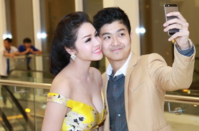 Năm 2014, Nhật Kim Anh kết hôn với bạn trai làm ngoài ngành giải trí tên Bảo Lộc. Mới đây, bà mẹ một con bất ngờ công khai chuyện đã ly hôn chồng doanh nhân cách đây 3 năm. Nhưng vì con còn quá nhỏ, cô muốn giữ sự yên bình cho con trai nên tới hiện tại, nữ ca sĩ mới công khai chuyện hôn nhân đổ vỡ.