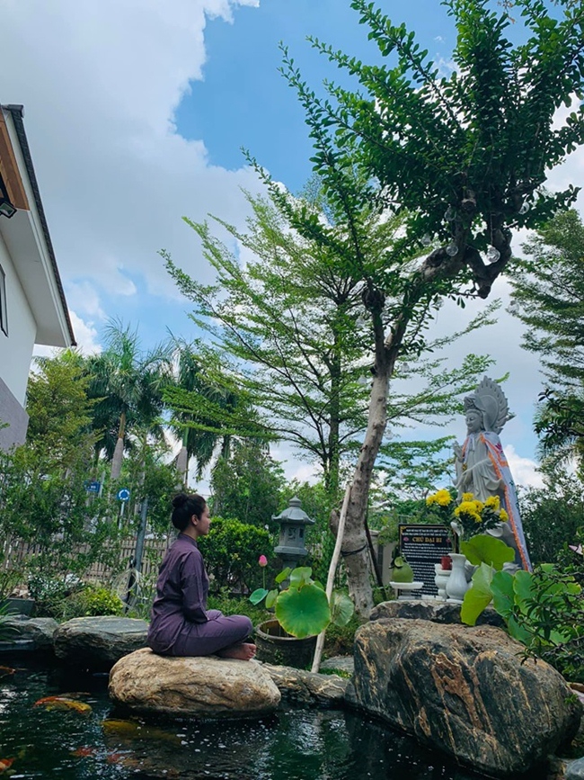 Là người theo đạo Phật, Nhật Kim Anh đặt một bức tượng Phật ở cạnh hồ cá Koi và thường xuyên tụng kinh, niệm Phật.