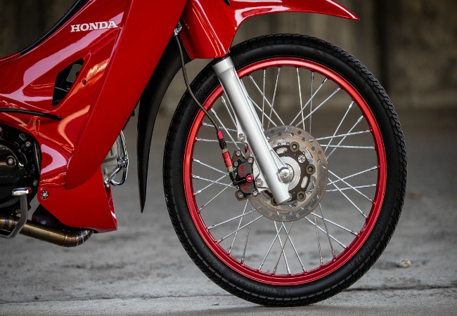 Phía trước có trang bị phanh đĩa với bộ kẹp Brembo.