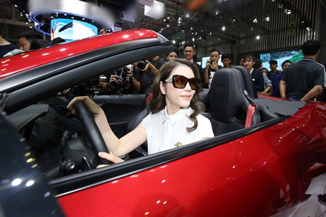 Năm 2017, Lý Nhã Kỳ tiếp tục gây bất ngờ khi bỏ ra 12,6 tỷ tậu chiếc Jaguar F-Type R Convertible mui trần màu đỏ.