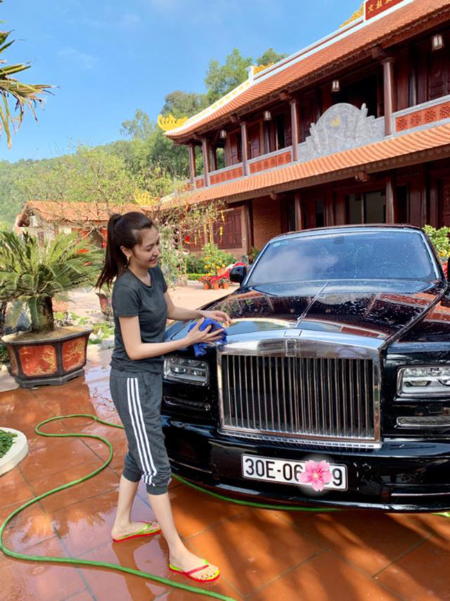 Nữ hoàng sắc đẹp Ngọc Duyên gây chú ý khi đăng tải hình ảnh ăn mặc giản dị rửa siêu xe 70 tỷ cho chồng đại gia khi về quê ông xã đón Tết Kỷ Hợi.