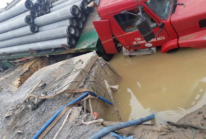 Hà Nội: Xe container làm vỡ đường ống, nhiều nơi nguy cơ mất nước - 1