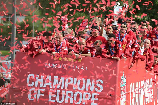 Liverpool rước cúp vô địch Champions League: HLV Klopp rạng rỡ, bùng nổ đại tiệc - 2