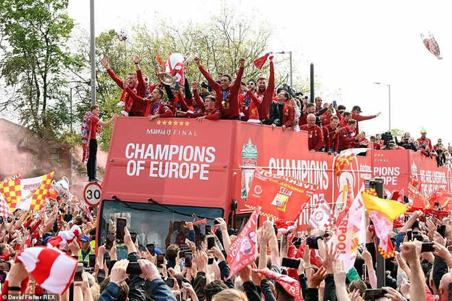 Liverpool rước cúp vô địch Champions League: HLV Klopp rạng rỡ, bùng nổ đại tiệc - 3