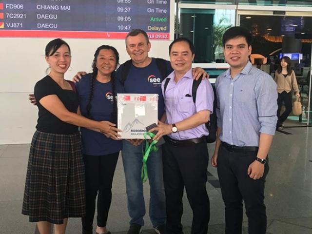 Sức khỏe đời sống - Vợ chồng người Mỹ mang 10 giác mạc sang Việt Nam hiến tặng