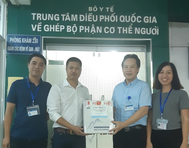 Vợ chồng người Mỹ mang 10 giác mạc sang Việt Nam hiến tặng - 2