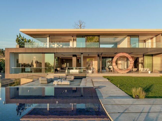 Ngôi nhà được xây dựng bởi nhà sản xuất kim cương Rafael Zakaria với chi phí 48 triệu đô la.