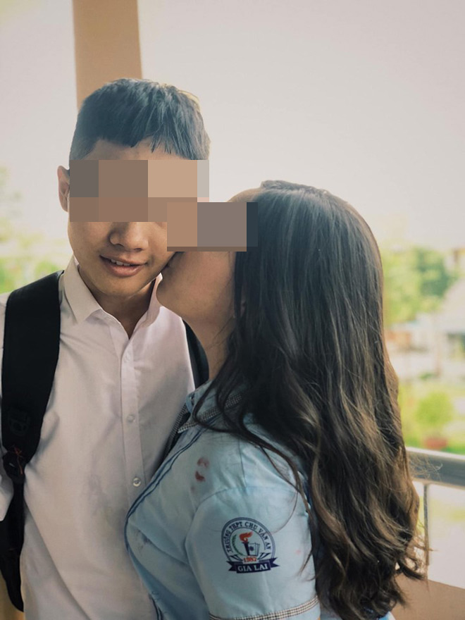 Nữ sinh hôn má tất cả chàng trai cùng lớp trong ngày tạm biệt cấp 3 - 4