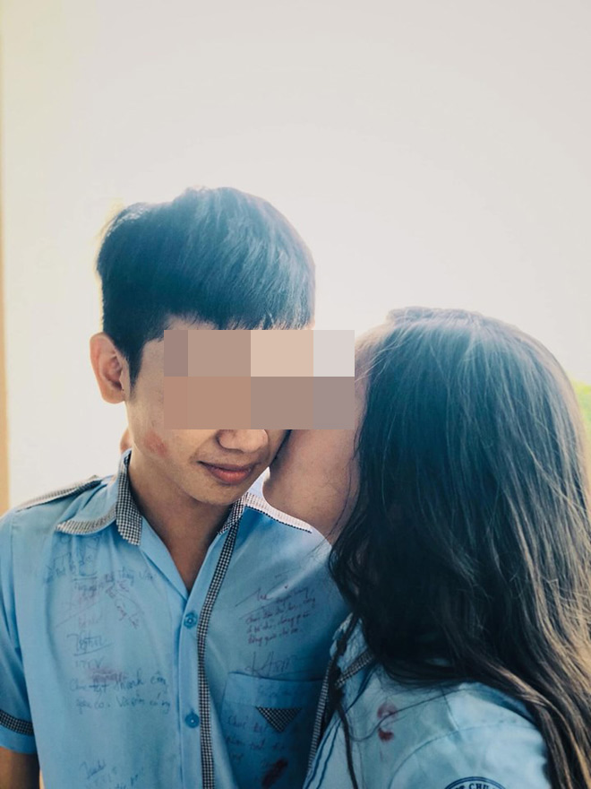 Nữ sinh hôn má tất cả chàng trai cùng lớp trong ngày tạm biệt cấp 3 - 1