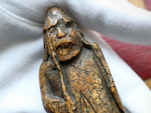 Thế giới - Mua một quân cờ giá "bèo", 55 năm sau mới biết là báu vật triệu USD