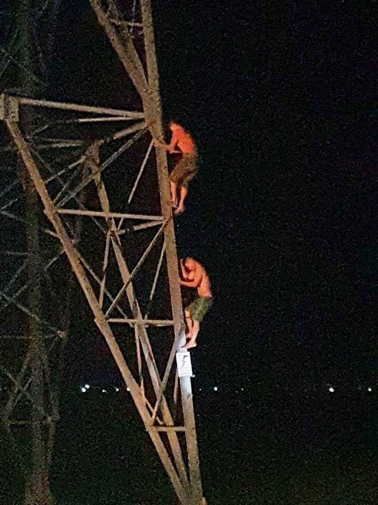 2 anh em mắc kẹt trên cột điện cao thế 220 KV suốt gần 4 giờ trong đêm - 2