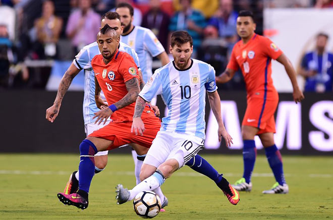 Aguero vui vẻ bên mỹ nữ, Messi và Argentina âu lo sát thềm Copa America - 7