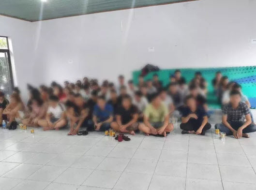 Trác táng tập thể trong quán karaoke ở quận 12 - 1