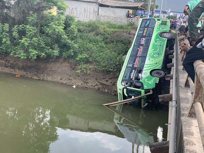 Xe khách lao xuống sông ở Thanh Hóa, 1 người chết, nhiều người bị thương - 1
