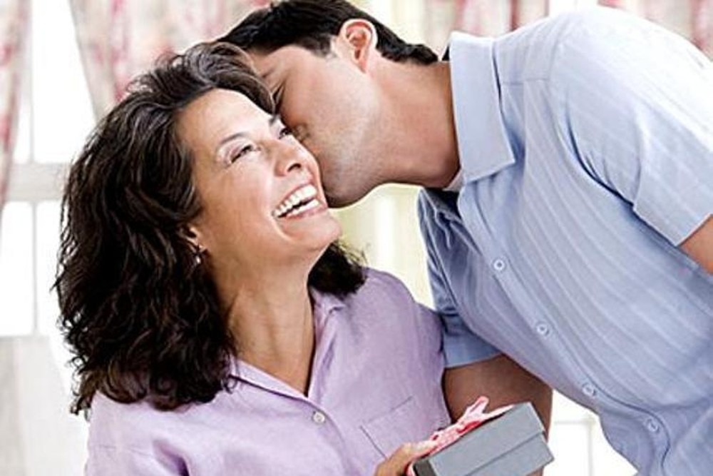 Ngượng mặt vì mẹ chồng xông thẳng vào buồng ngủ, tặng váy sexy, thuốc tráng dương - 1