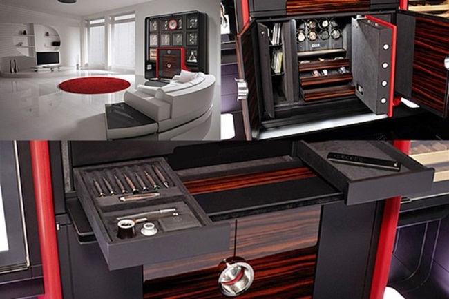 Két nặng 600kg, ở chính giữa có đồng hồ&nbsp;Tourbillon - loại đồng hồ vô cùng chính xác.