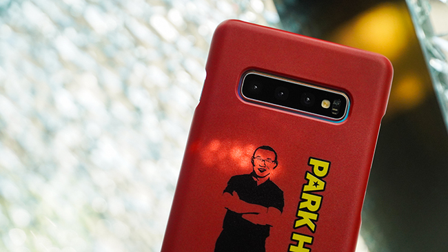 Ốp lưng ôm khít chiếc smartphone.