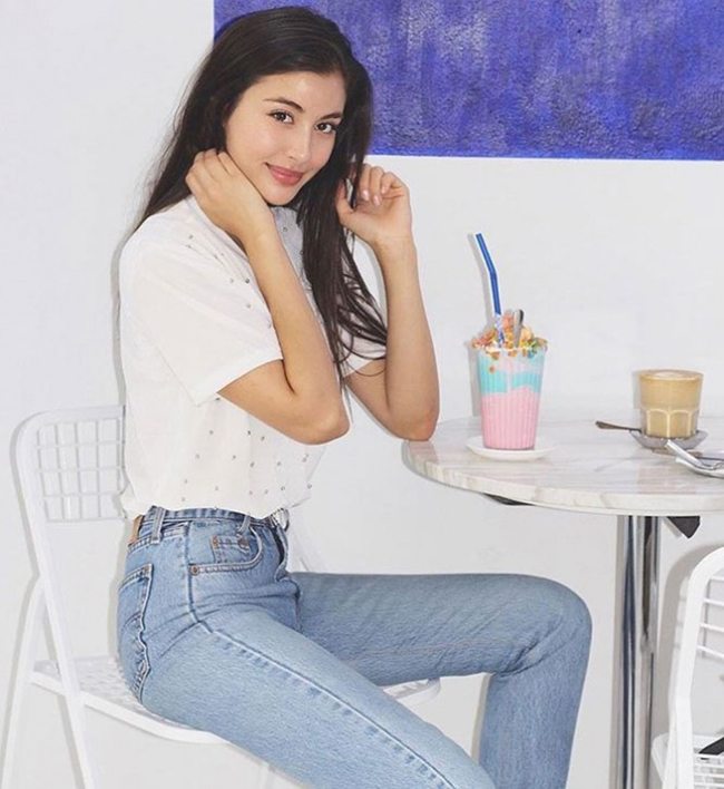 Helena&nbsp;đang là người mẫu trẻ tuổi tại xứ sở Chùa Vàng