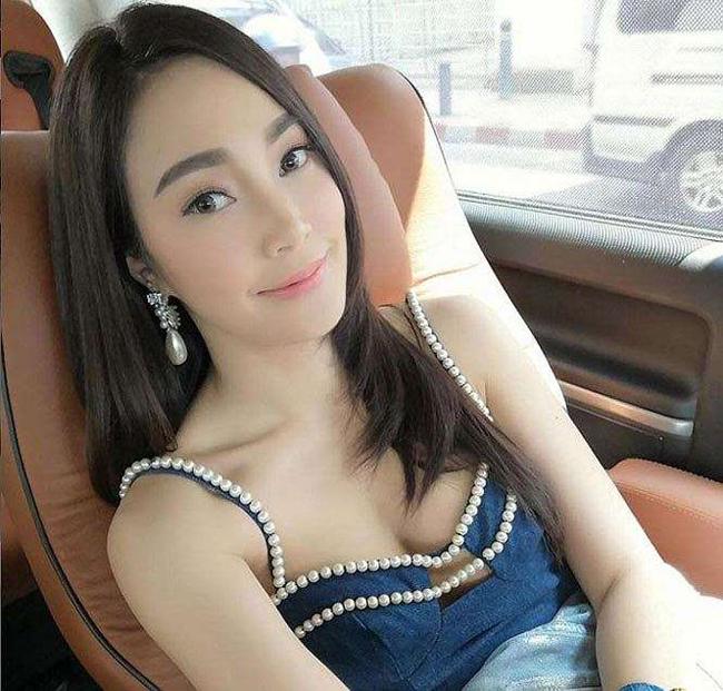 Cô sở hữu nhan sắc gợi cảm trẻ trung dù hơn bạn trai 12 tuổi.