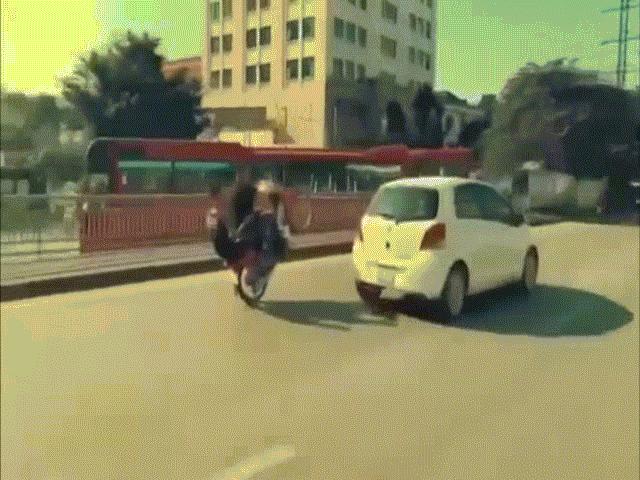 Bạn trẻ - Cuộc sống - Clip: 2 thanh niên không đội mũ bốc đầu trên phố Hà Nội gây sốc