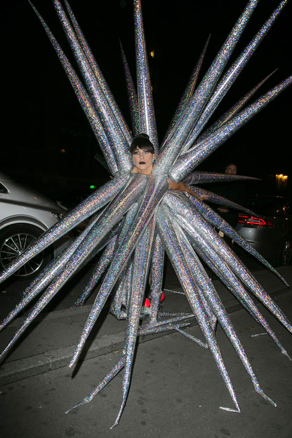 Top những bộ cánh &#34;khùng&#34; nhất của Lady Gaga - 4