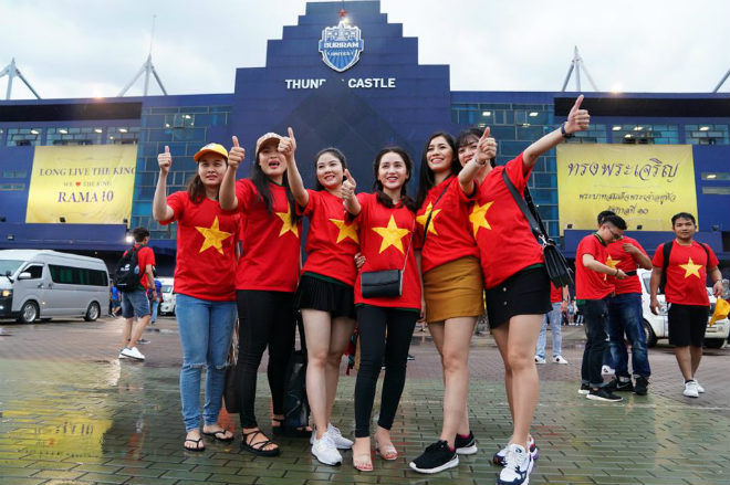 ĐT Việt Nam đấu Thái Lan: Fan nữ xinh khoe sắc tiếp lửa ở King&#39;s Cup - 1