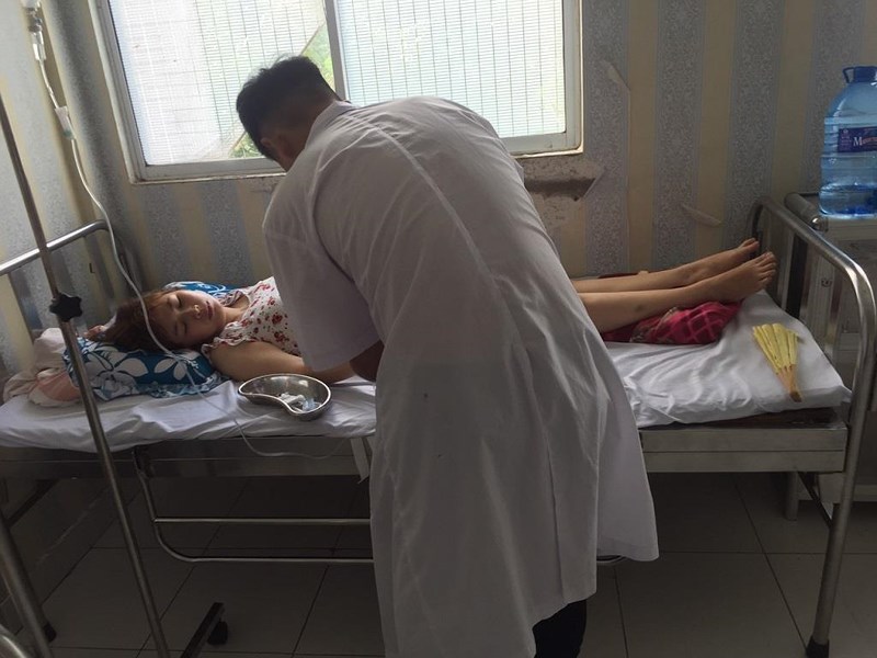 Cô gái ngất xỉu, nhập viện vì bị quay phim lúc chăm sóc ngoại - 1