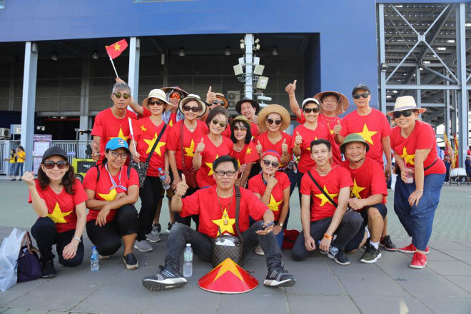 ĐT Việt Nam đấu Thái Lan: Fan nữ xinh khoe sắc tiếp lửa ở King&#39;s Cup - 5