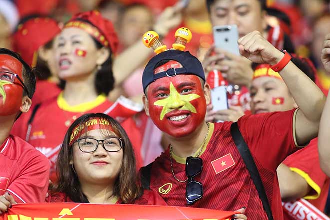 Rực lửa đại chiến ĐT Việt Nam – Thái Lan: Fan Việt đỏ rực khán đài - 1