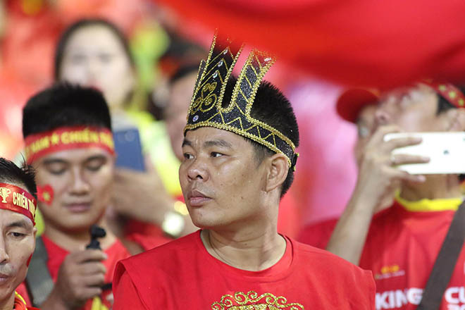 Rực lửa đại chiến ĐT Việt Nam – Thái Lan: Fan Việt đỏ rực khán đài - 2