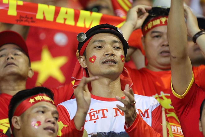 Rực lửa đại chiến ĐT Việt Nam – Thái Lan: Fan Việt đỏ rực khán đài - 3