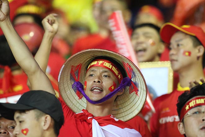 Rực lửa đại chiến ĐT Việt Nam – Thái Lan: Fan Việt đỏ rực khán đài - 4
