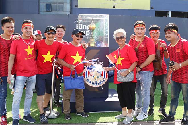 Rực lửa đại chiến ĐT Việt Nam – Thái Lan: Fan Việt đỏ rực khán đài - 11