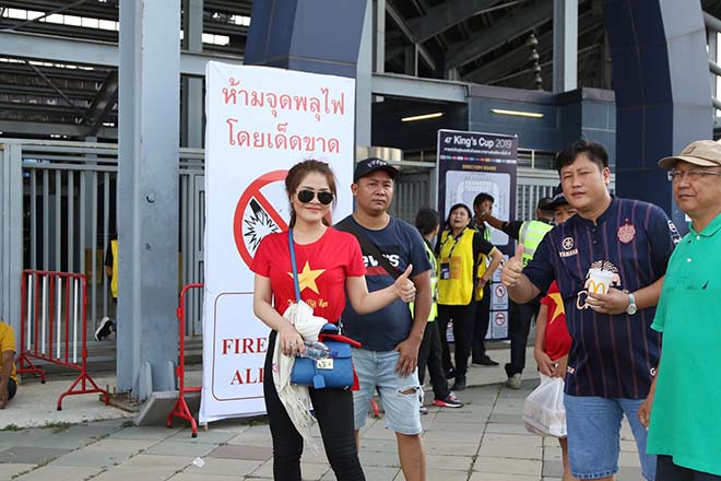 Rực lửa đại chiến ĐT Việt Nam – Thái Lan: Fan Việt đỏ rực khán đài - 9