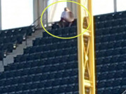 Làm chuyện "khó nói" ở sân vận động?