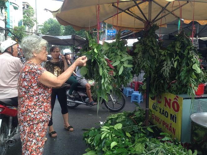 &#34;Lá xông, bánh ú nước tro&#34; đắt hàng trước tết Đoan Ngọ - 1