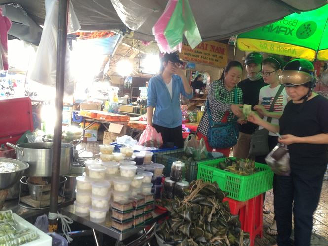 &#34;Lá xông, bánh ú nước tro&#34; đắt hàng trước tết Đoan Ngọ - 12