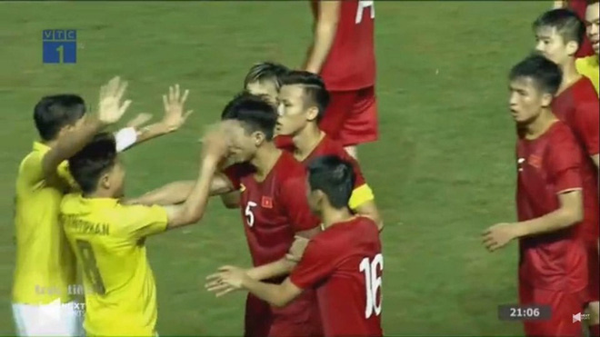 “Messi Thái Lan” phát ngôn gây sốc sau khi Văn Hậu bị tát trên sân cỏ - 1