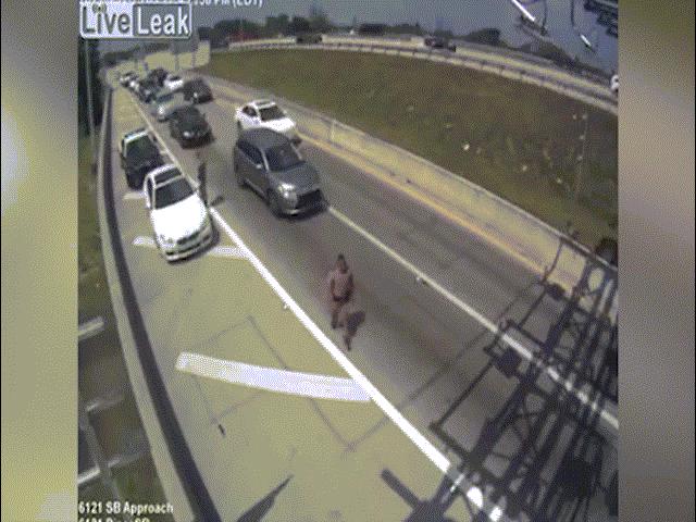 Thế giới - Mỹ: Rợn người cảnh tài xế bỏ chạy, tông thẳng vào cảnh sát làm nhiệm vụ