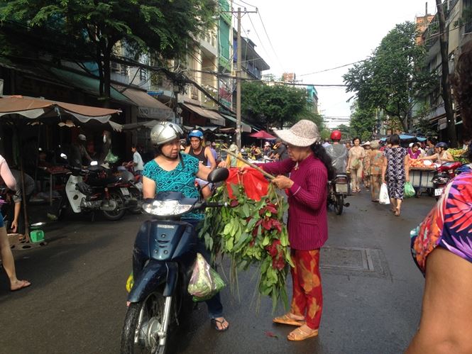 &#34;Lá xông, bánh ú nước tro&#34; đắt hàng trước tết Đoan Ngọ - 4