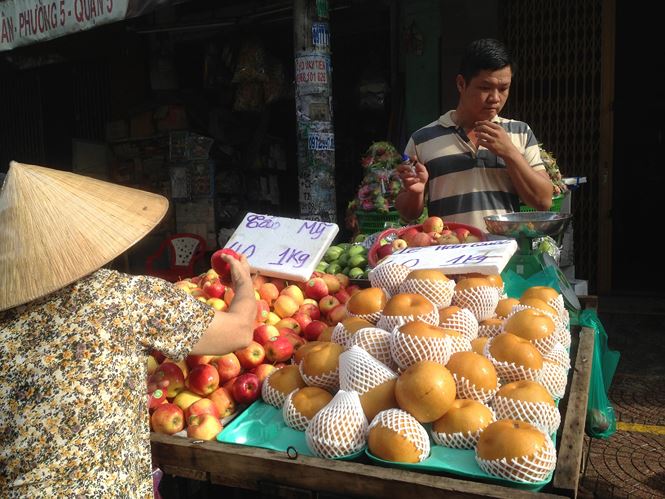 Táo Mỹ 40.000 đồng/kg ngập chợ Sài Gòn - 1