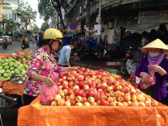 Táo Mỹ 40.000 đồng/kg ngập chợ Sài Gòn - 2