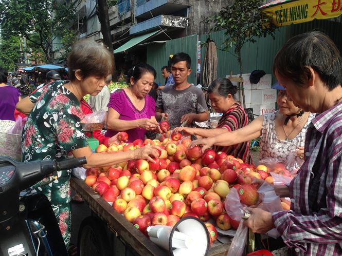 Táo Mỹ 40.000 đồng/kg ngập chợ Sài Gòn - 7