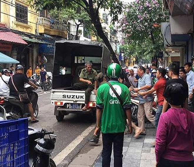 Ôm khay vàng hàng trăm triệu đồng bỏ chạy trên phố Hàng Bạc - 1