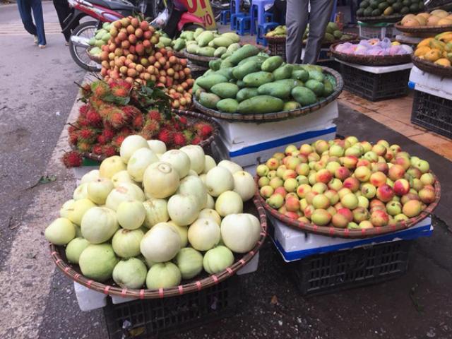 Hà Nội: Tết Đoan Ngọ, giá hoa quả tăng chóng mặt vẫn nườm nượp người mua