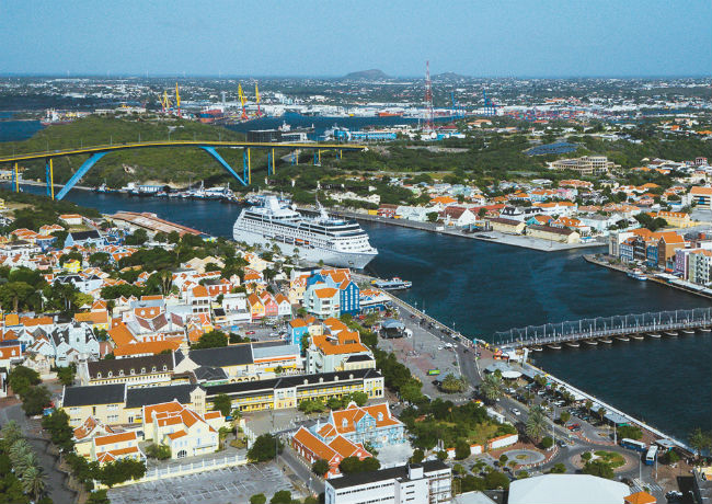 Curacao có tài nguyên thiên nhiên hạn chế và nguồn cung cấp nước thiếu hụt.